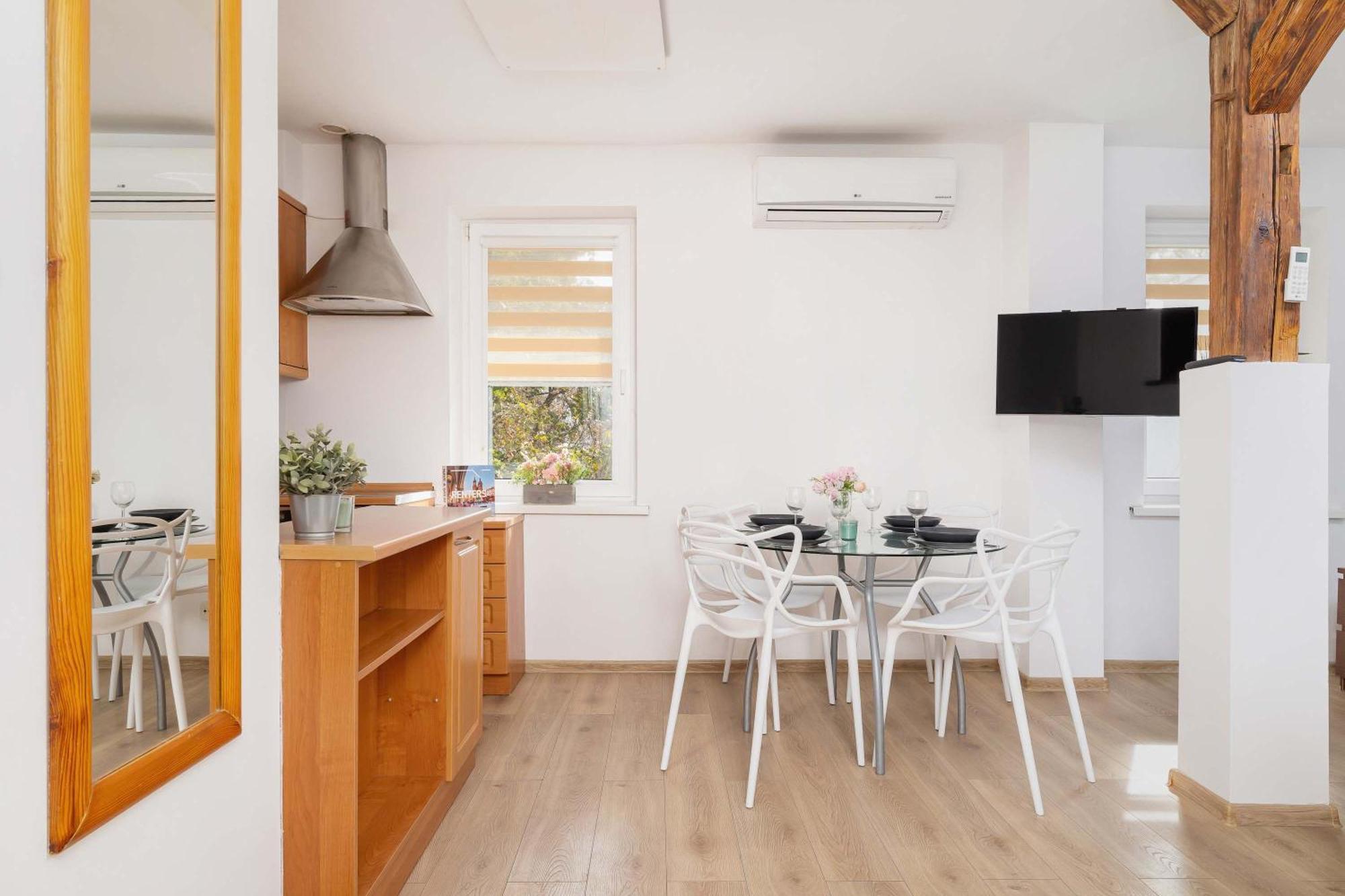 Klimatyzowany Z Dwiema Sypialniami W Centrum Krakowa Blisko Rynku I Parku By Renters Krakau