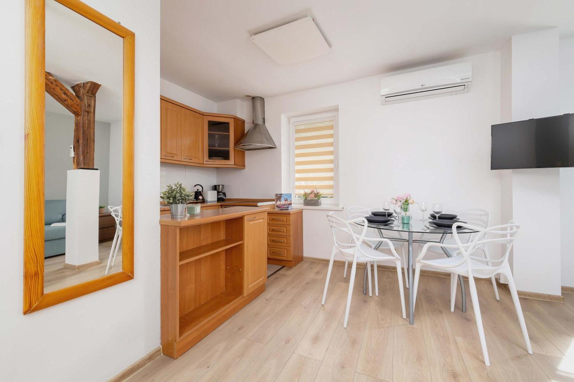 Klimatyzowany Z Dwiema Sypialniami W Centrum Krakowa Blisko Rynku I Parku By Renters Krakau
